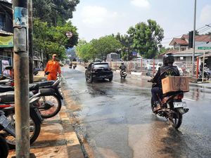 Pemkot Jaktim Pasang Bronjong Sementara Tangani Genangan di HEK Kramat Jati