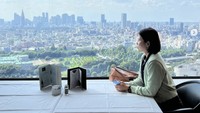 Di Tokyo, Greysia Polii habiskan waktu dengan makan di restoran berpanorama cantik. Tampak taman dan gedung-gedung tinggi jadi latarnya. Foto: Instagram greyspolii