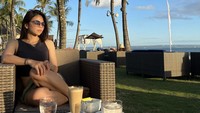Agenda liburan Greysia Polii di Bali makin lengkap dengan kulineran enak. Tampak ada kopi hingga aneka cake yang menemani waktu santainya. Foto: Instagram greyspolii