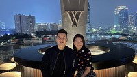Greysia Polii dan suaminya, Felix Djimin tampak menghabiskan waktu bersama di restoran steak mewah. Mereka tak melewatkan mengabadikan momen istimewa. Foto: Instagram greyspolii