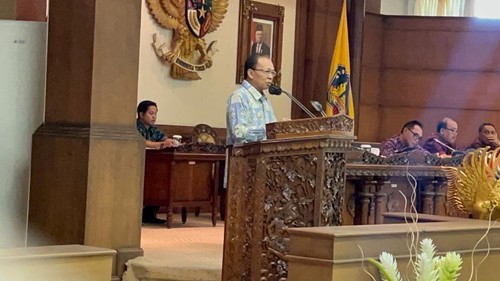 Gubernur Bali Wayan Koster saat pidato di Sidang Paripurna ke-19 DPRD Bali di gedung DPRD Bali, Denpasar, Senin (19/6/2023).