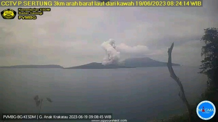 Gunung Anak Krakatau erupsi.