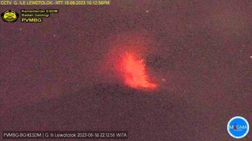 Gunung Ili Lewotolok di Kabupaten Lembata, Nusa Tenggara Timur (NTT) kembali erupsi pada Minggu (18/6/2023) pukul 23.13 Wita.