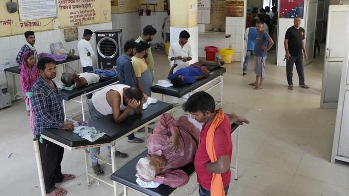 People suffering from heat related ailments crowd the district hospital in Ballia, Uttar Pradesh state, India, Monday, June 19, 2023. Several people have died in two of Indias most populous states in recent days amid a searing heat wave, as hospitals find themselves overwhelmed with patients. More than hundred people in the Uttar Pradesh state, and dozens in neighboring Bihar state have died due to heat-related illness. (AP Photo/Rajesh Kumar Singh)