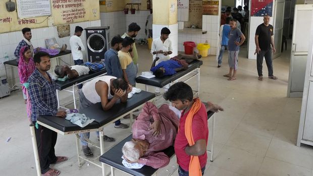 People suffering from heat related ailments crowd the district hospital in Ballia, Uttar Pradesh state, India, Monday, June 19, 2023. Several people have died in two of India's most populous states in recent days amid a searing heat wave, as hospitals find themselves overwhelmed with patients. More than hundred people in the Uttar Pradesh state, and dozens in neighboring Bihar state have died due to heat-related illness. (AP Photo/Rajesh Kumar Singh)