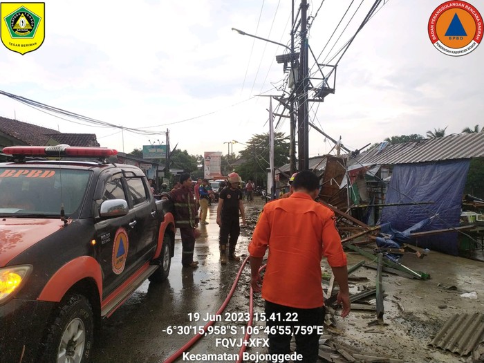 Hujan deras dan angin kencang bikin bangunan rusak, satu masjid tersambar petir. 19 Juni 2023. (BPBD Kab Bogor)