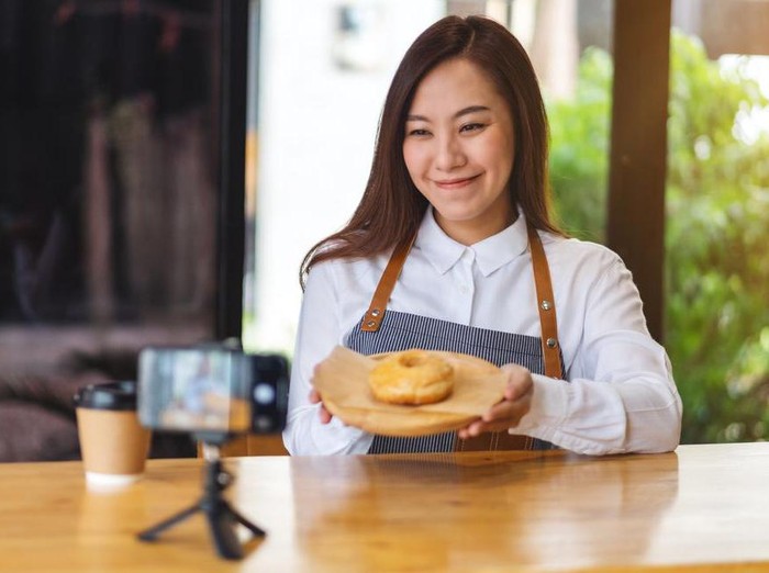 Ilustrasi food vlogger