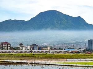 Kurangi Polusi, KAI Ajak Masyarakat Naik Kereta Api