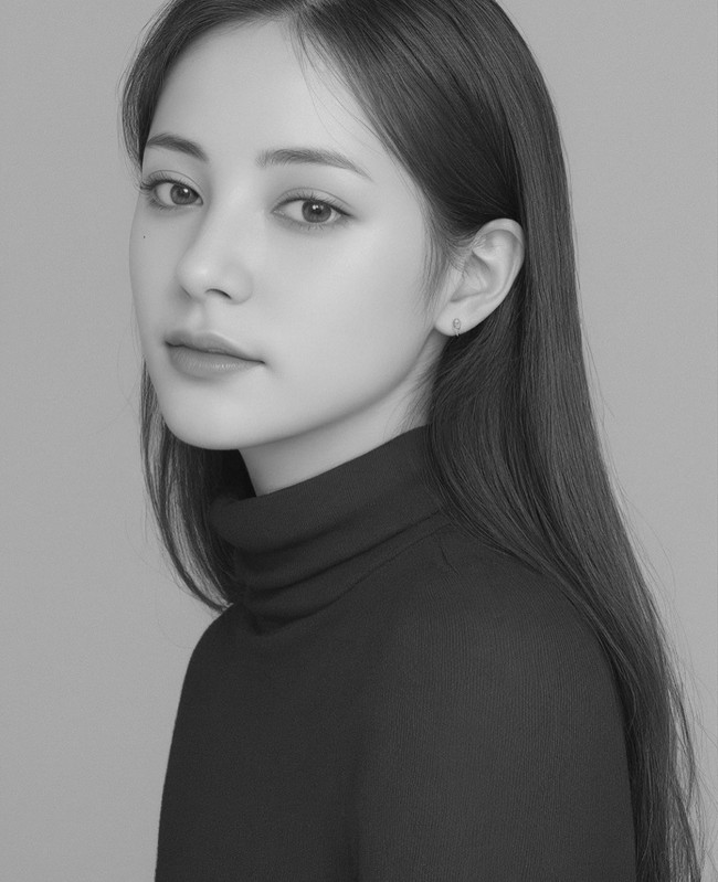 Selebriti Instagram (selebgram) sekaligus model berhijab Mouzalina juga memamerkan foto dari aplikasi snow AI. Salah satunya foto hitam-putih dengan rambut panjang. Foto: Instagram @mouzalina