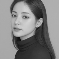 Selebriti Instagram (selebgram) sekaligus model berhijab Mouzalina juga memamerkan foto dari aplikasi snow AI. Salah satunya foto hitam-putih dengan rambut panjang. Foto: Instagram @mouzalina