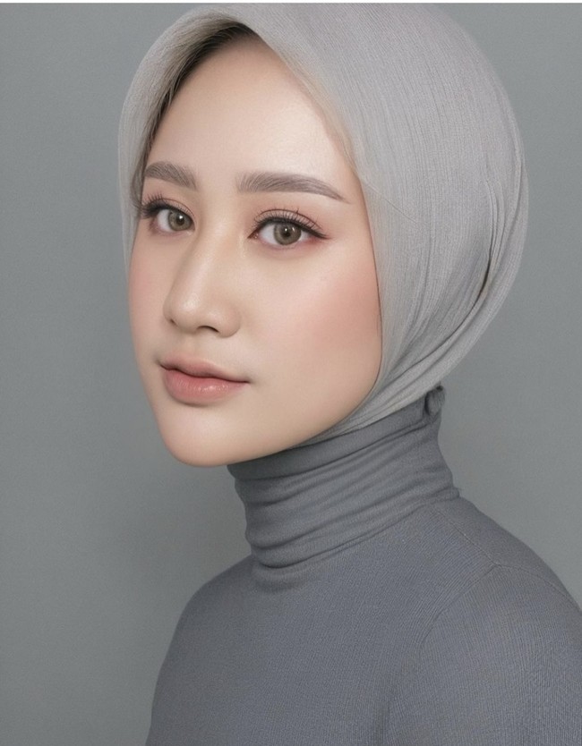 Selanjutnya, foto Yulia Firstian yang tampak cantik dengan gaya hijab simple pakai aplikasi snow AI. Foto: Instagram @yuliafirstian