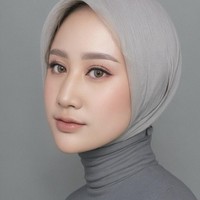 Selanjutnya, foto Yulia Firstian yang tampak cantik dengan gaya hijab simple pakai aplikasi snow AI. Foto: Instagram @yuliafirstian
