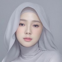 Ayu Indriati termasuk influencer berhijab yang juga ikut tren aplikasi AI wajah Korea. Tetap dengan hijabnya, banyak yang memuji Ayu sudah mirip artis Korea. Foto: Instagram @ayuindriati