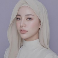 Ada Aghnia Punjabi yang ikut tren aplikasi snow AI. Banyak netizen yang mengatakan kalau wajah Aghnia kurang cocok jadi wanita Korea. “Kalo muka mba nia gabisa boong ya, versi korea jg masih ada arab indianya wkwk,” tulis akun Instagram @allpen*******. Foto: Instagram @emyaghnia