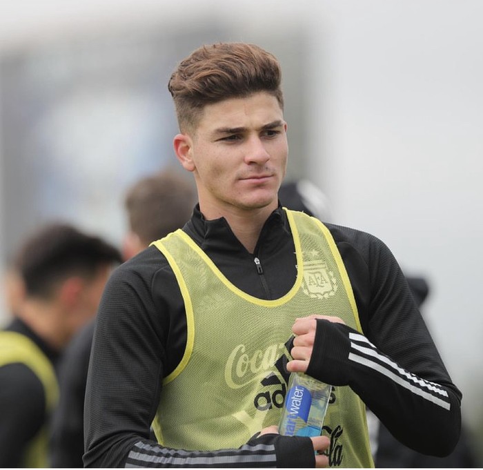 Ini Julián Álvarez, Striker Muda Argentina yang Doyan Makan Kue Ini Julián Álvarez, Striker Muda Argentina yang Doyan Makan Kue