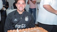 Dapat kejutan ulang tahun yang meriah usai latihan sepak bola, Julian tersenyum senang ketika mendapatkan kue cokelat berukuran besar dengan lilin putih di atasnya. Foto: Instagram