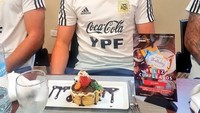 Saat makan bareng timnya, Julian pun tak pernah lepas dari hidangan dessert yang serba manis. Seperti cake cantik dengan hiasan cokelat lumer ini. Foto: Instagram