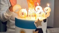 Berulang tahun yang ke-23, Julian mendapatkan kado berupa kue ulang tahun dengan hiasan bendera Argentina dan hiasan Piala Dunia di atasnya. Foto: Instagram