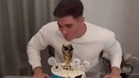  Ini keseruan Julian ketika meniup lilin di kue ulang tahunnya yang bernuansa piala dunia. Foto: Instagram