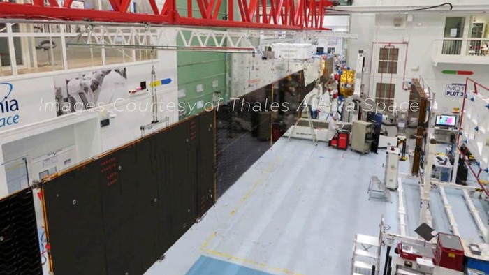 Intip Proses Perakitan Satria-1 yang Diluncurkan Pakai Roket SpaceX Satelit Republik Indonesia atau Satria-1 telah diluncurkan menggunakan roket milik Space pada Minggu (18/6). Yuk lihat perakitan Satria-1 sebelum diluncurkan. REKUES FADLY