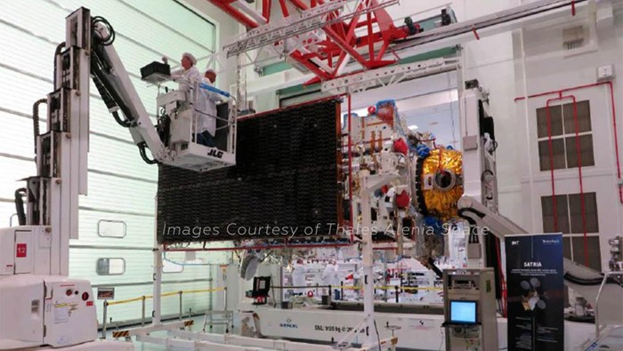 Intip Proses Perakitan Satria-1 yang Diluncurkan Pakai Roket SpaceX Satelit Republik Indonesia atau Satria-1 telah diluncurkan menggunakan roket milik Space pada Minggu (18/6). Yuk lihat perakitan Satria-1 sebelum diluncurkan. REKUES FADLY