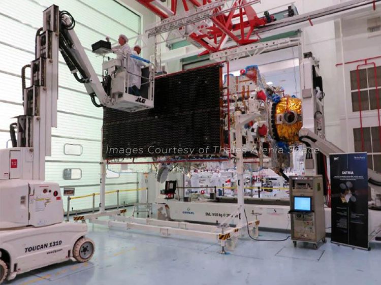 Intip Perakitan Satria-1 yang Berhasil Diluncurkan Pakai Roket SpaceX