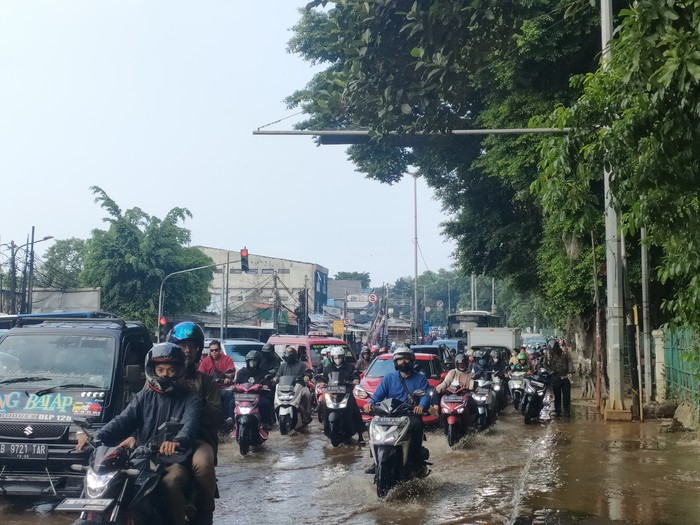 Jalan Hek Kramat Jati Tergenang, Lalin Macet (Foto: Dwi Rahmawati/detikcom)
