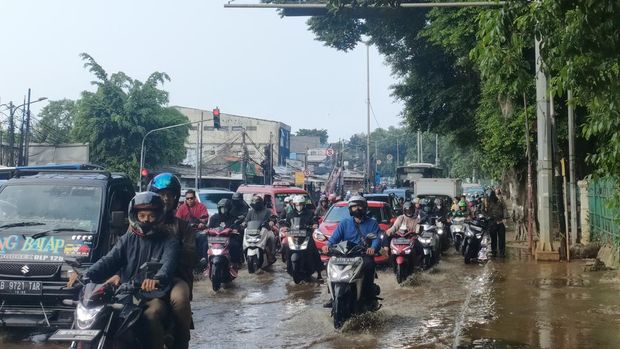 Jalan Hek Kramat Jati Tergenang, Lalin Macet (Foto: Dwi Rahmawati/detikcom)