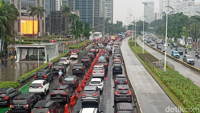 Jalan Sudirman macet jelang laga Indonesia Vs Argentina di GBK, Senin (19/6/2023) sore.