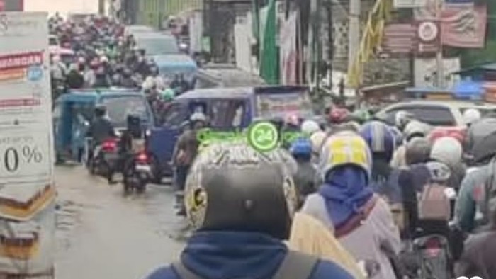 Jalanan di kawasan Mampang, Depok, sempat tergenang banjir hingga bikin lalu lintas macet, Senin (19/6/2023) pagi.
