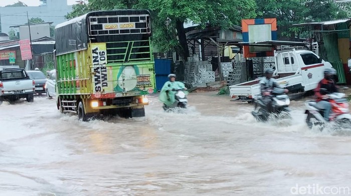 Jalanan di Kota Jambi terendam banjir usai diguyur hujan sejak pagi