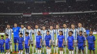 Jan Ethes bersama player escort lain berada di depan para pemain Argentina. Tampak Jan Ethes sempat tersenyum dan berbincang singkat dengan rekan di sebelahnya. (Foto: Antara)