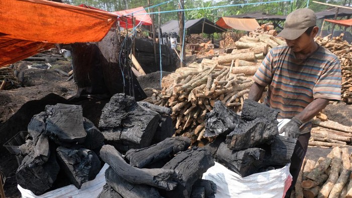 Jelang Idul Adha Permintaan Arang di Temanggung Meningkat Jelang Idul Adha 1444 H, pedagang arang kayu di Desa Pingit, Pringsurat, Temanggung, Jawa Tengah, Senin (19/6/2023), mulai kebanjiran pesanan sejak sepekan terakhir.