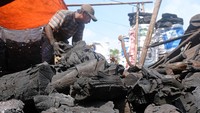 Saat Idul Adha, banyak warga yang membeli arang kayu untuk keperluan memanggang daging kurban sapi, kerbau, domba, dan kambing.