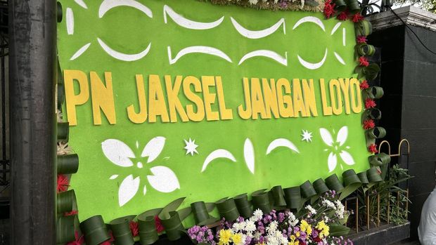 Jelang Praperadilan Sekretaris MA, Muncul Karangan Bunga Sindir KPK