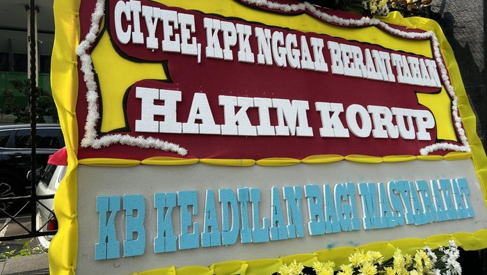 Jelang Praperadilan Sekretaris MA, Muncul Karangan Bunga Sindir KPK