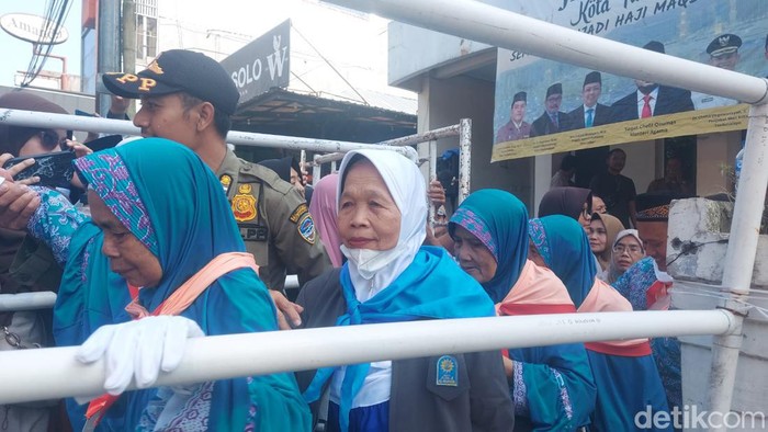 Jemaah calon haji Kota Tasikmalaya berangkat menuju embarkasi.
