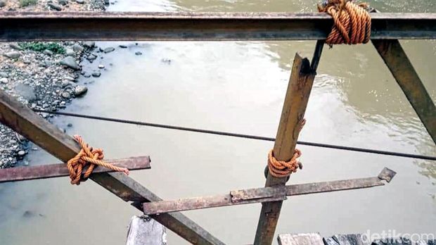 Jembatan Lalay di Desa Sirnajaya, Kabupaten Sukabumi.