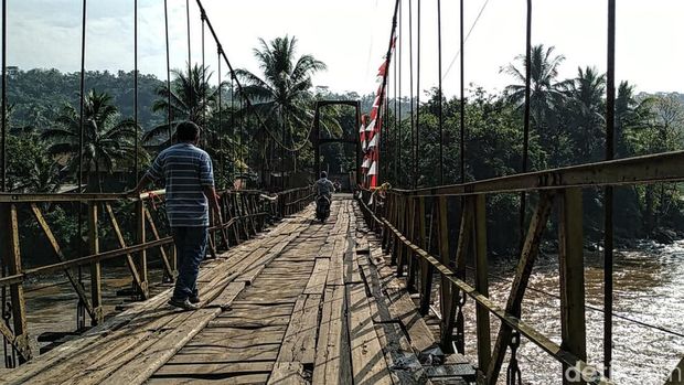 Jembatan Lalay di Desa Sirnajaya, Kabupaten Sukabumi.