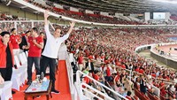 Kedatangan Timnas Argentina ke Indonesia dalam laga FIFA Matchday menjadi hal yang paling di nanti suporter sepakbola Indonesia. Namun sayangnya sang bintang juara dunia, Lionel Messi, absen dari pertandingan tersebut. Meski tanpa kehadiran La Pulga, laga Indonesia Vs Argentina di GBK tetap meriah. Presiden Jokowi bahkan semringah banget nonton laga itu. (Birosetpres/Laily Rachev)  