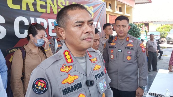Kabid Humas Polda Jabar Kombes Ibrahim Tompo di Mapolres Cirebon Kota
