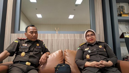 Kajati NTB Nanang Ibrahim Sholeh didampingi Asisten Pidana Khusus Kejati NTB Ely Rahmawati beri penjelasan soal pemeriksaan Bupati Bima, Senin (19/6/2023). Foto: Ahmad Viqi/detikBali.