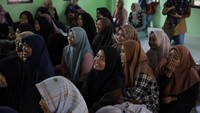 Salah satu komunitas Bekasi Honda Streetfire Club (Bhasic) menggelar acara berbagi dengan para santri di Pondok Pesantren Ibnu Ajhari, Bekasi. Baksos yang diadakan berupa pembagian sembako, pengecatan masjid hingga bersuka cita bersama para pengguhi pondok.