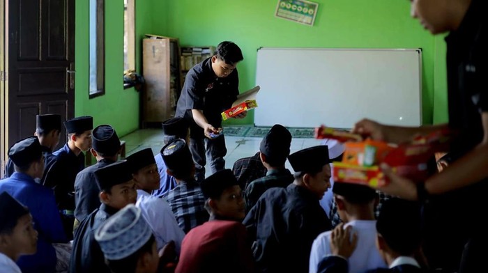 Nggak semua komunitas motor cuma hobinya nongkrong dan gak berguna. Buktinya di Bekasi ada komunitas yang suka berbagi untuk sesama. Ini potretnya.