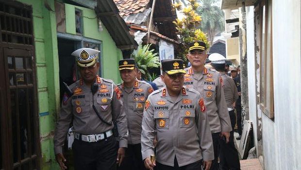 Kapolda Metro Jaya Irjen Karyoto mengecek bedah rumah Aiptu Mulyadi dalam rangka HUT ke-77 Bhayangkara di Kelapa Gading, Jakarta Utara
