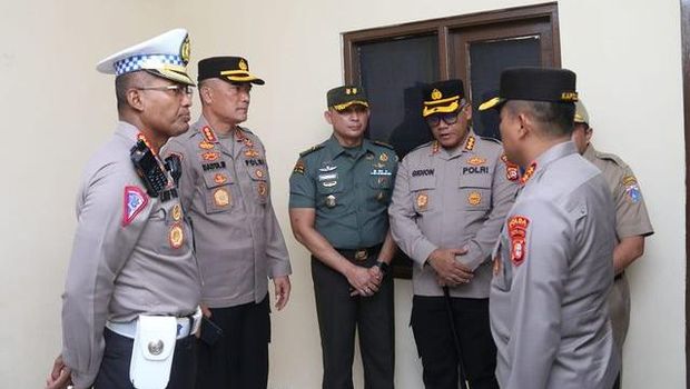 Kapolda Metro Jaya Irjen Karyoto mengecek bedah rumah Aiptu Mulyadi dalam rangka HUT ke-77 Bhayangkara di Kelapa Gading, Jakarta Utara