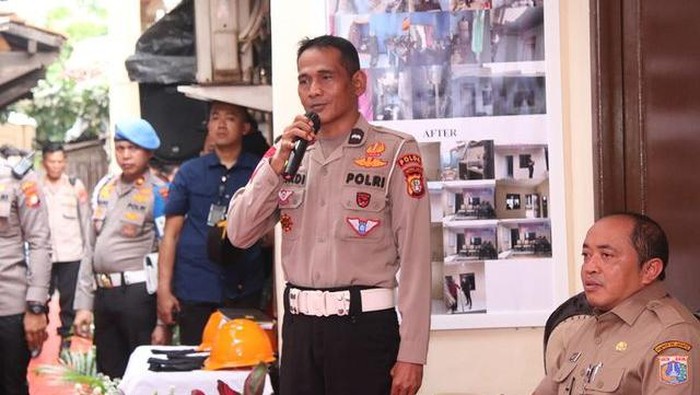 Kapolda Metro Jaya Irjen Karyoto mengecek bedah rumah Aiptu Mulyadi dalam rangka HUT ke-77 Bhayangkara di Kelapa Gading, Jakarta Utara