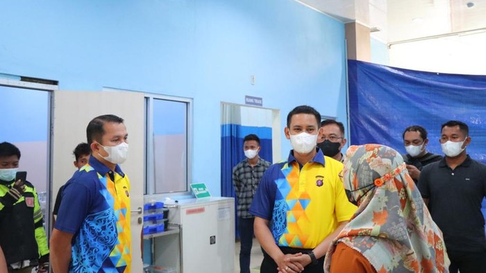 Kapolres Kotawringin Barat AKBP Bayu Wicaksono kunjungi satu korban selamat kebakaran kandang ayam. Dokumen Istimewa