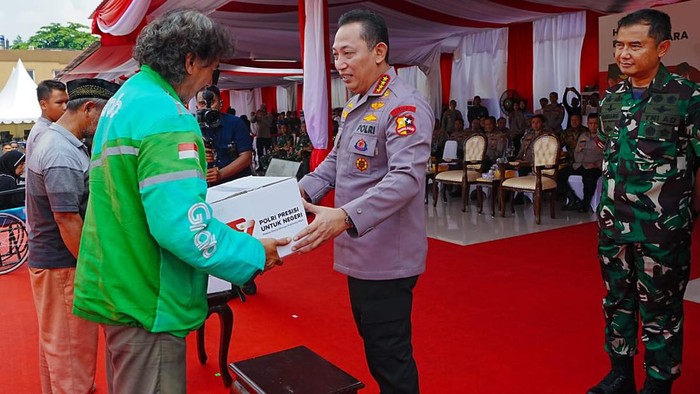 Kapolri Jenderal Listyo Sigit Prabowo melepas distribusi 322 ribu lebih paket bansos di Bulan Bakti Polri Presisi, menjelang Hari Bhayangkara ke-77 di Lapangan Bhayangkara, Mabes Polri, Jaksel, Senin (19/6/2023).
