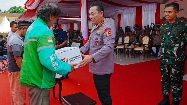 Kapolri Jenderal Listyo Sigit Prabowo melepas distribusi 322 ribu lebih paket bansos di Bulan Bakti Polri Presisi, menjelang Hari Bhayangkara ke-77 di Lapangan Bhayangkara, Mabes Polri, Jaksel, Senin (19/6/2023).